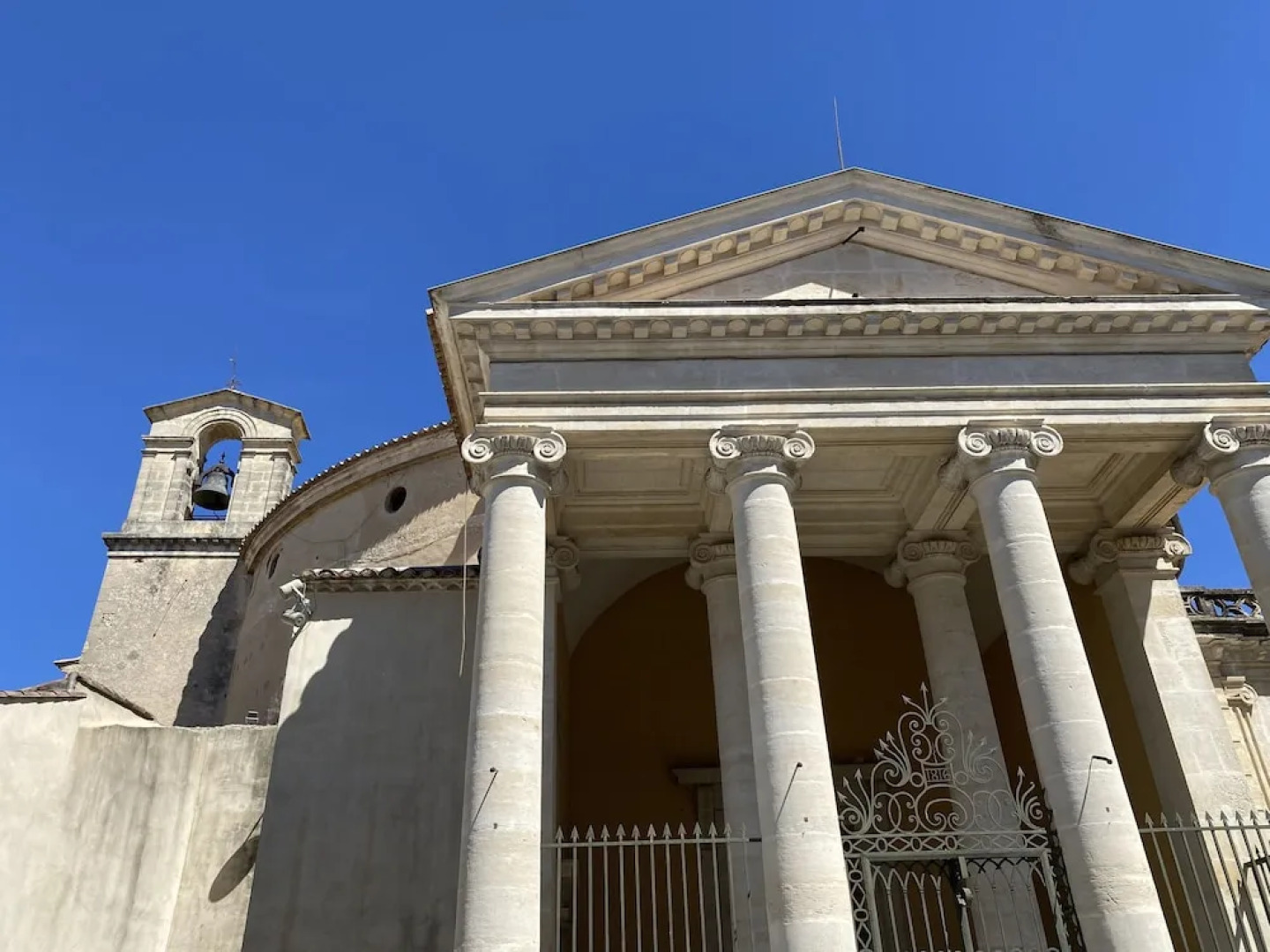 Le Louvre, Lieu atypique