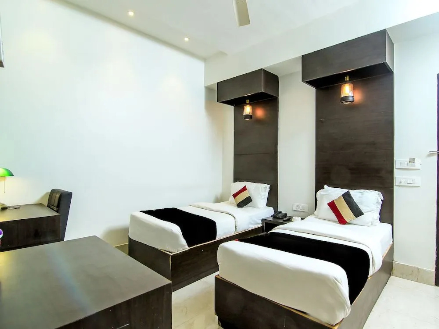 Capital O 28615 Hotel Crossroad