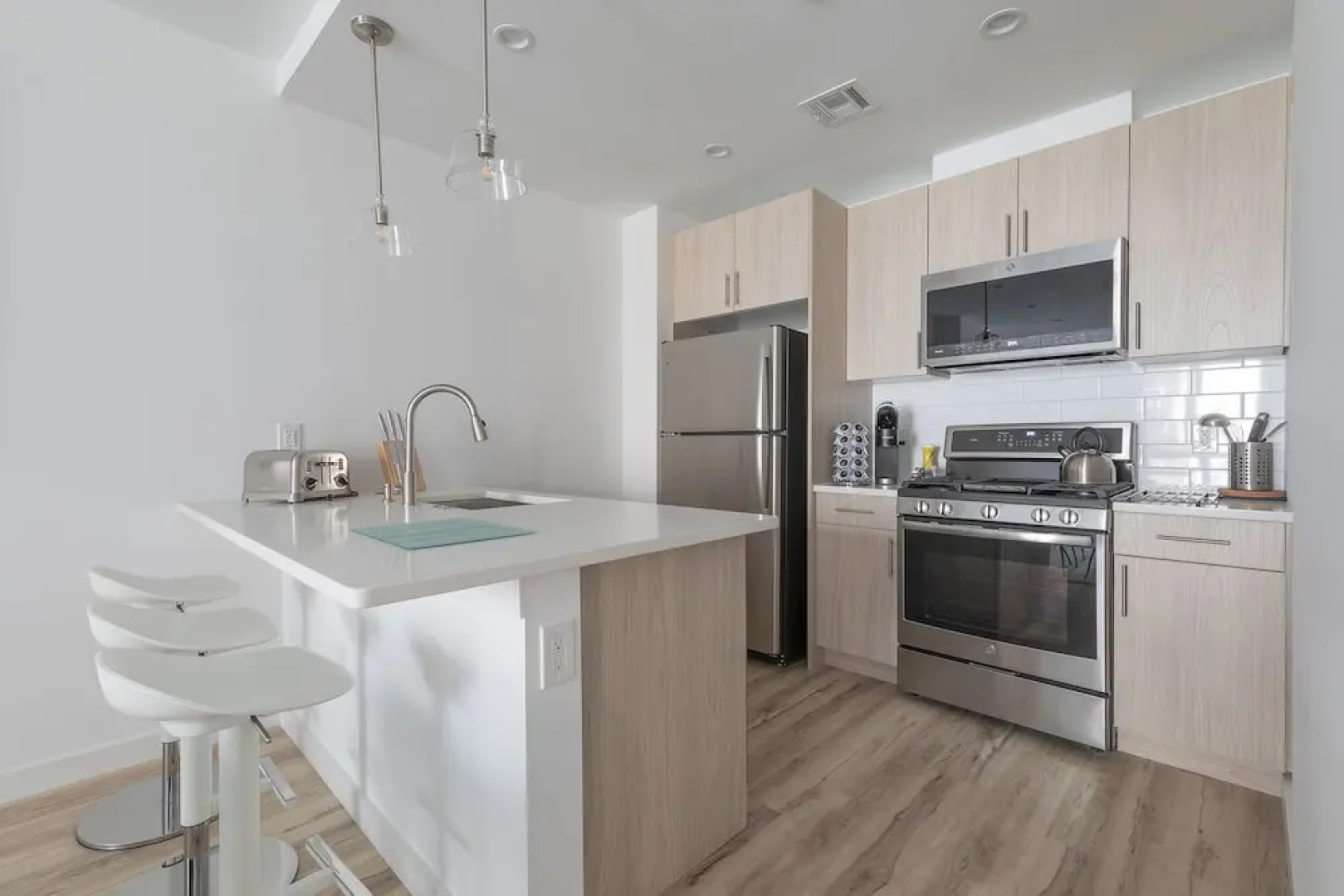 Stylish 3BR Retreat w Private Deck Near NYC