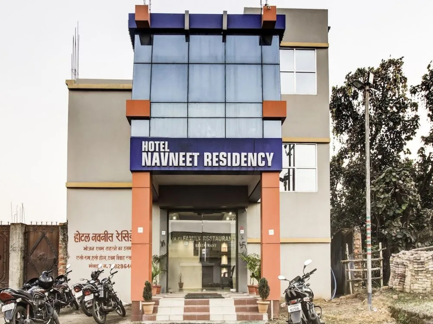 OYO 27698 Hotel Navneet Residency