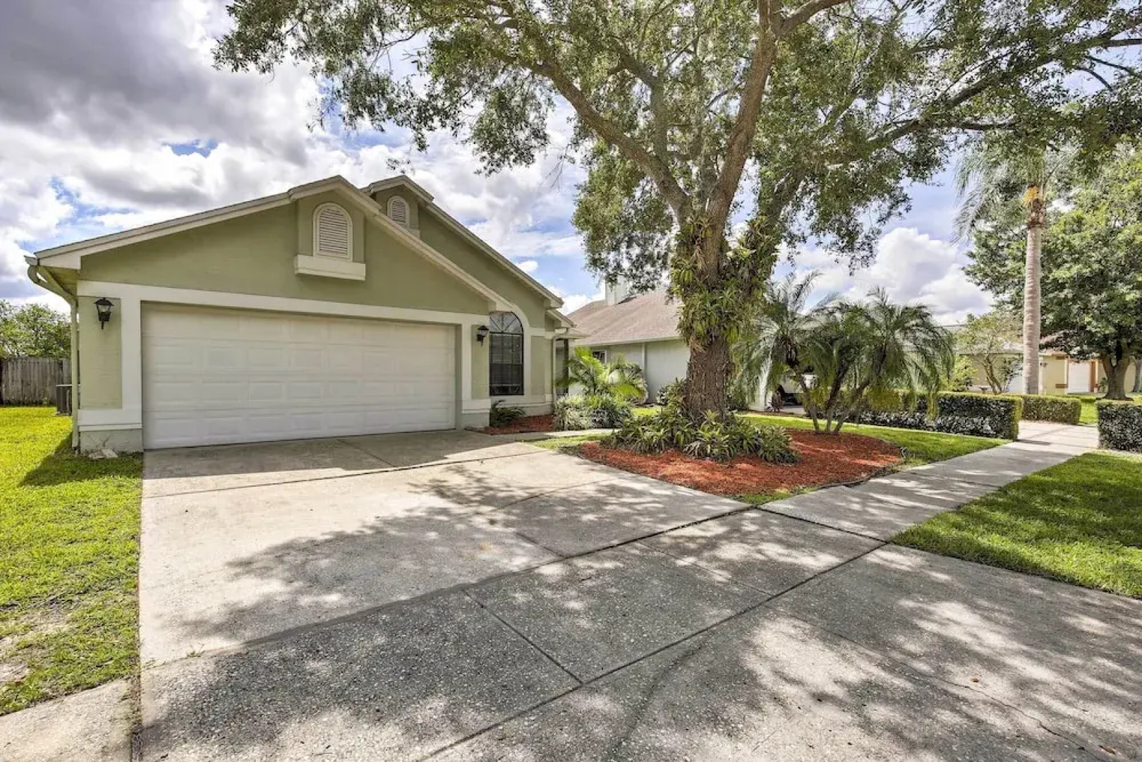 Lakefront Brandon Home w/ Patio & Screened Lanai!