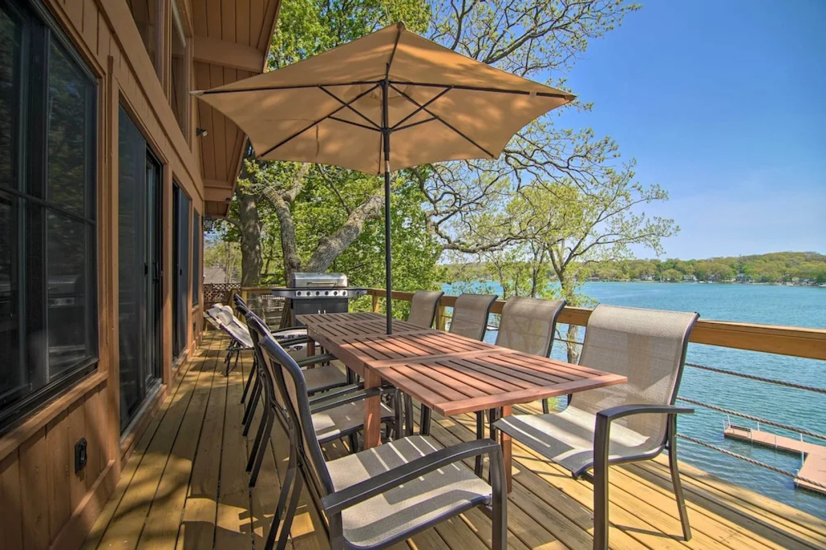 Serene Lakefront Escape: Boat Dock & Grill!