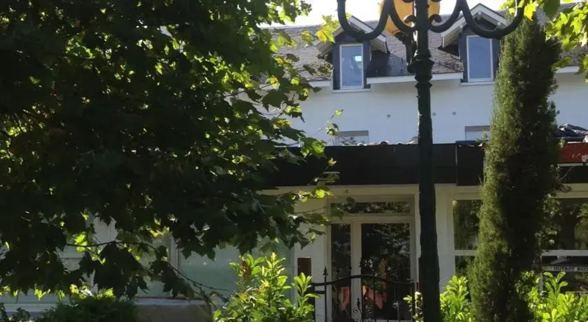 The Lakehouse Apartment