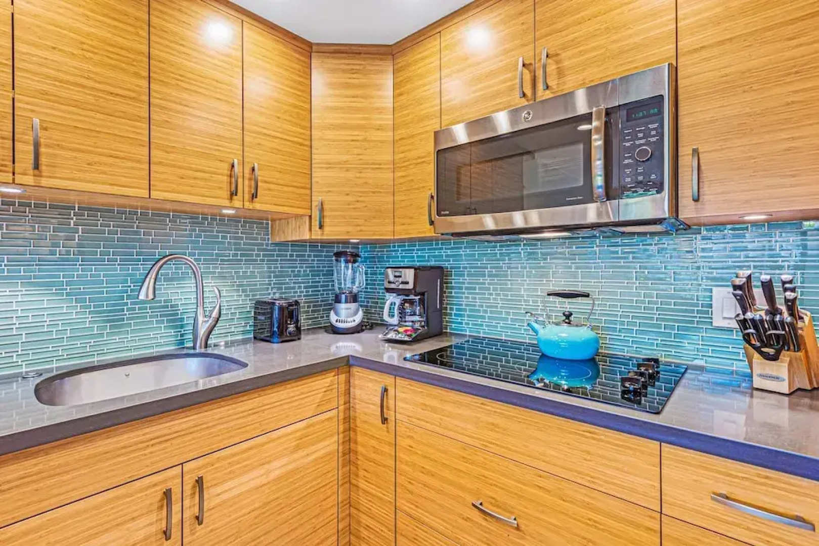 Papakea Oceanview Studio 0 Bedroom Condo by RedAwning