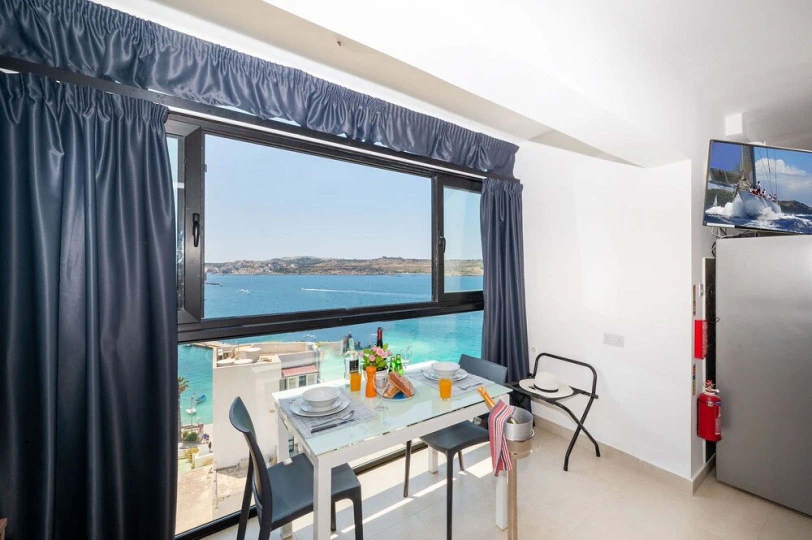 Islet Promenade Studio with Hot Tub and Panoramic Sea Views by GetawaysMalta