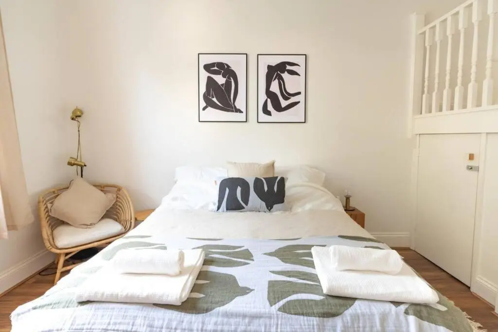 Spacious 2 bedroom sea view flat. Sleeps 6