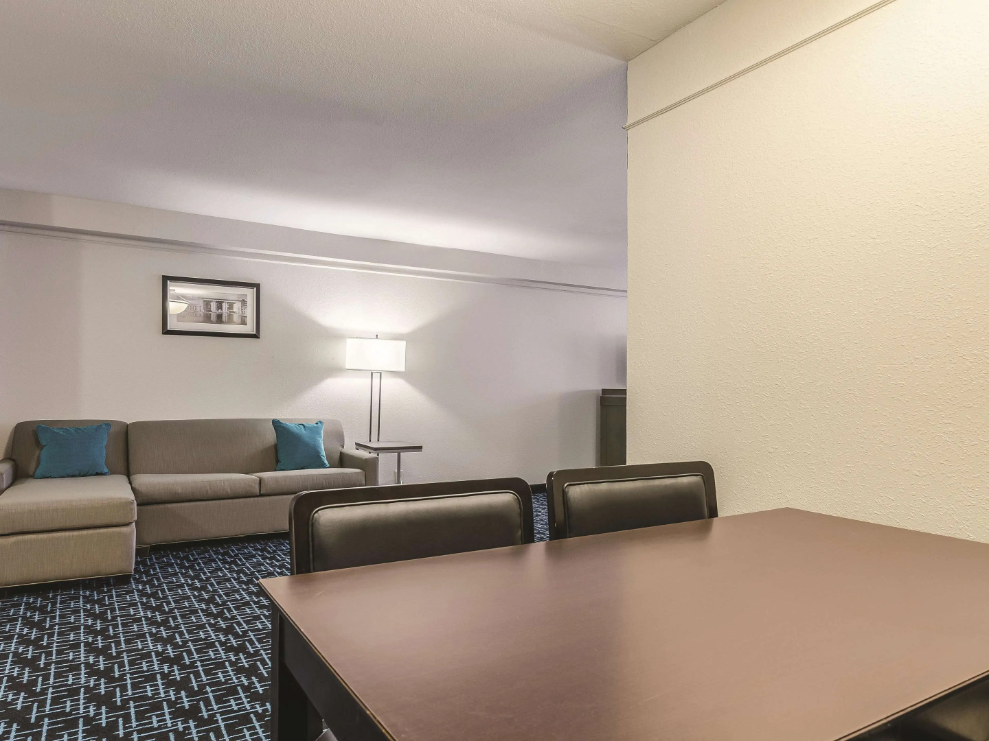 La Quinta Inn & Suites by Wyndham Kansas City Airport