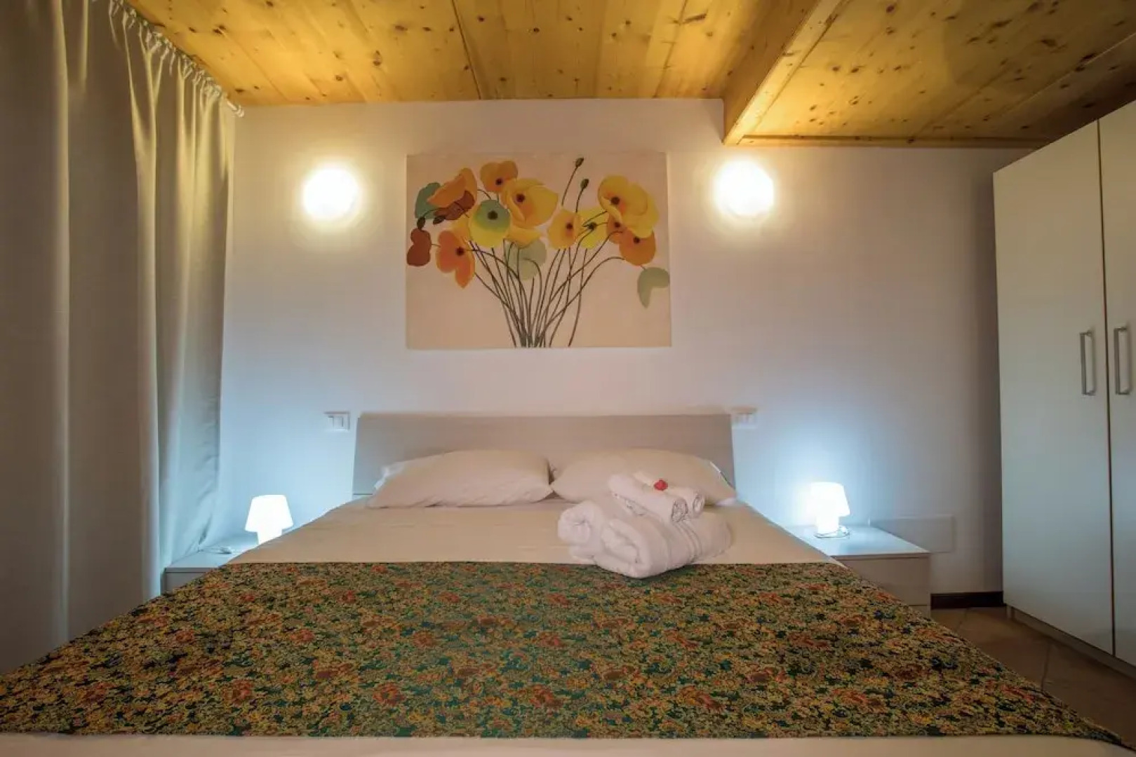 Blue Flat With Shared Pool and Private Garden Near Salò