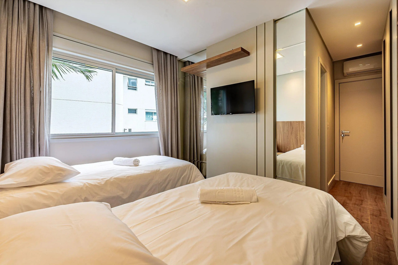 Apto novo e sofisticado a 150m Praia Brava ABC201