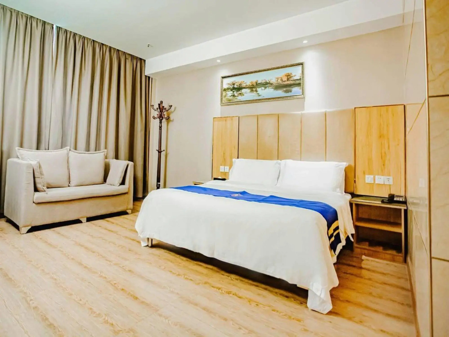 Super 8 by Wyndham Hetian Tuan Jie Square