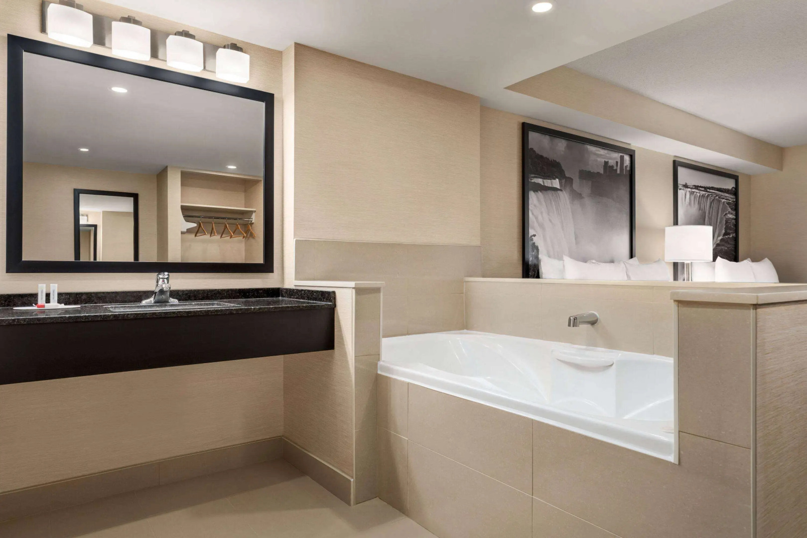 Ramada by Wyndham Niagara Falls Near the Falls