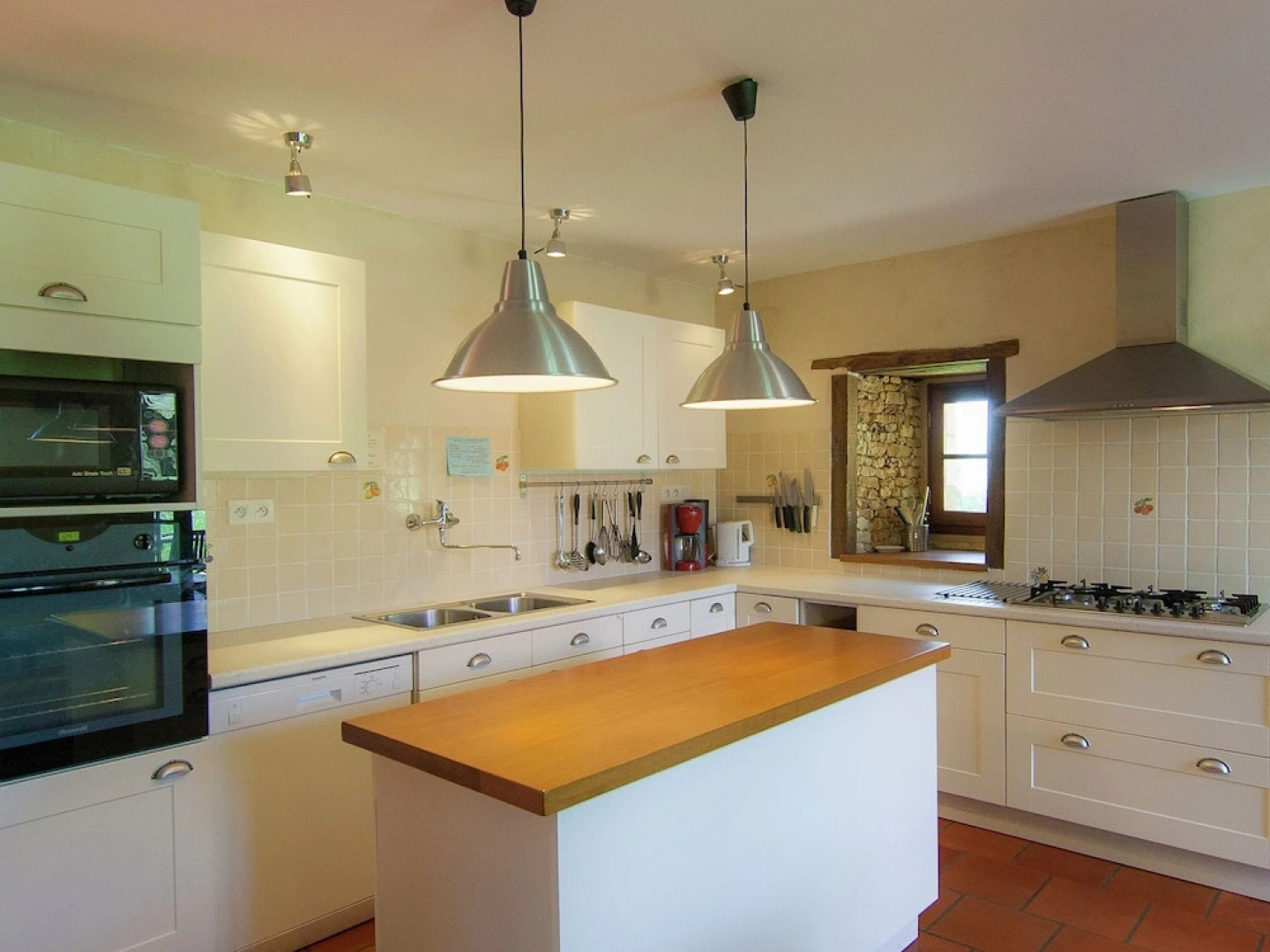 Exquisite Holiday Home in Issac With Swimming Pool