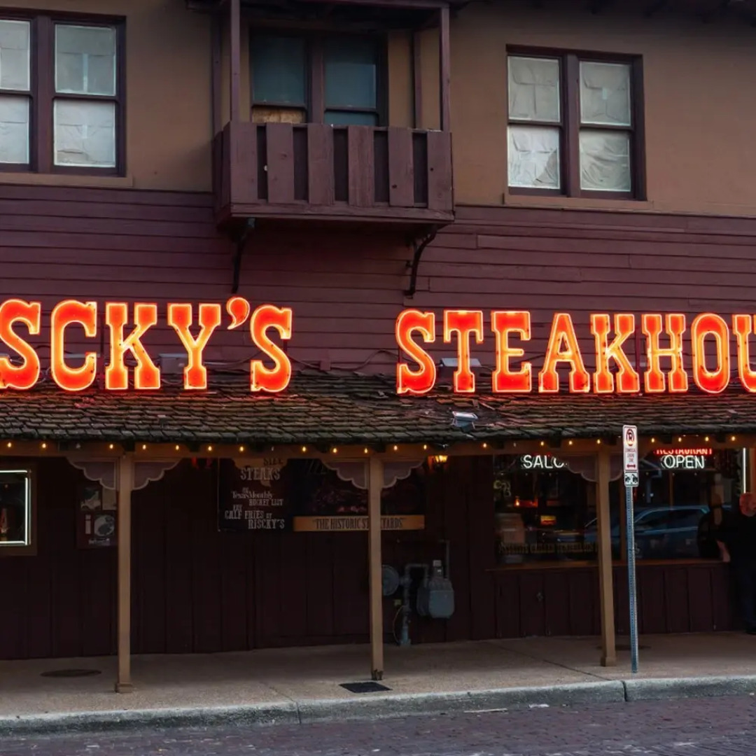 Stockyards- 4min Pet Friendly 3BR Luxe Gem