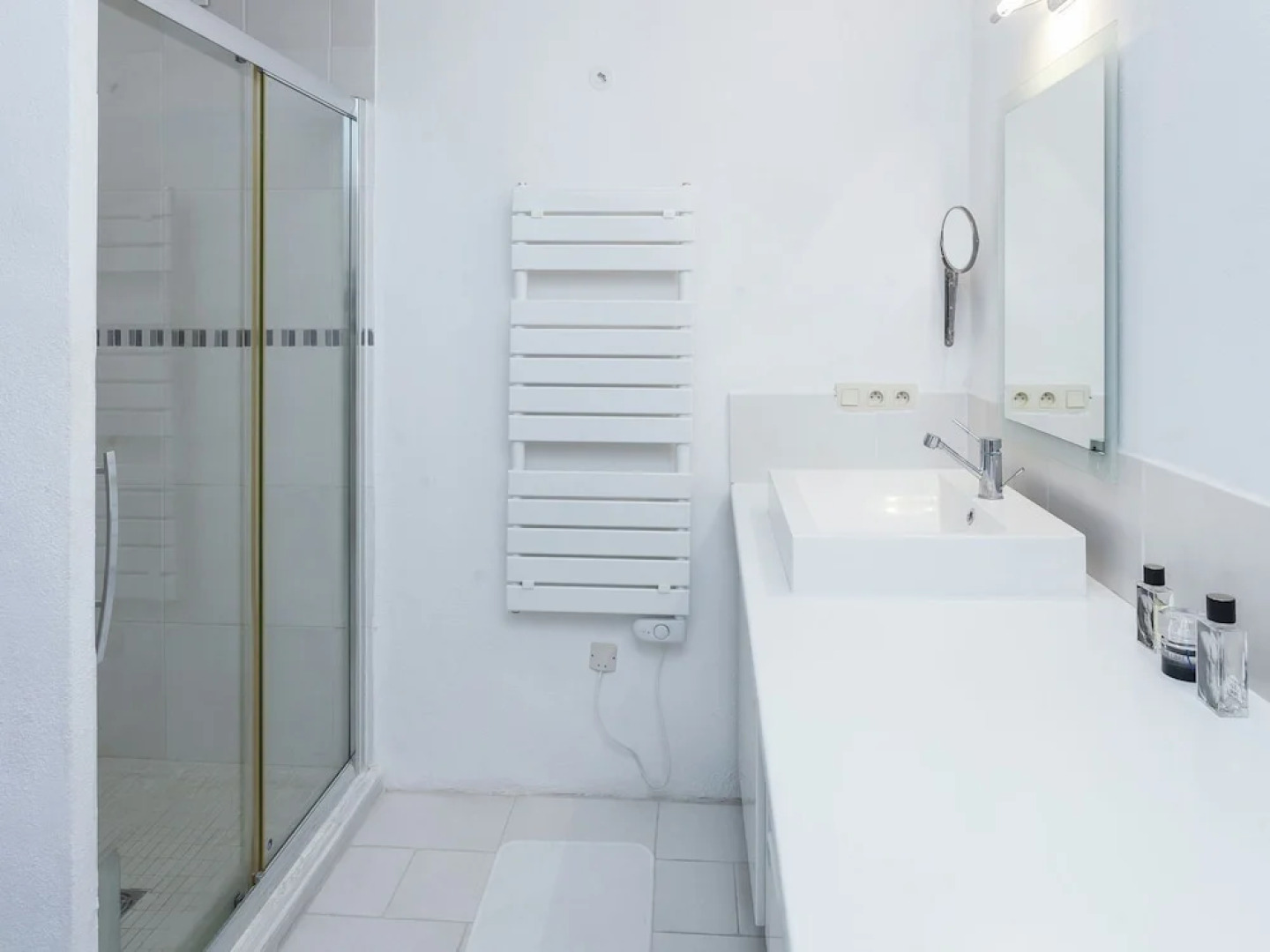 Spacious Castle in Jonquieres with Swimming Pool