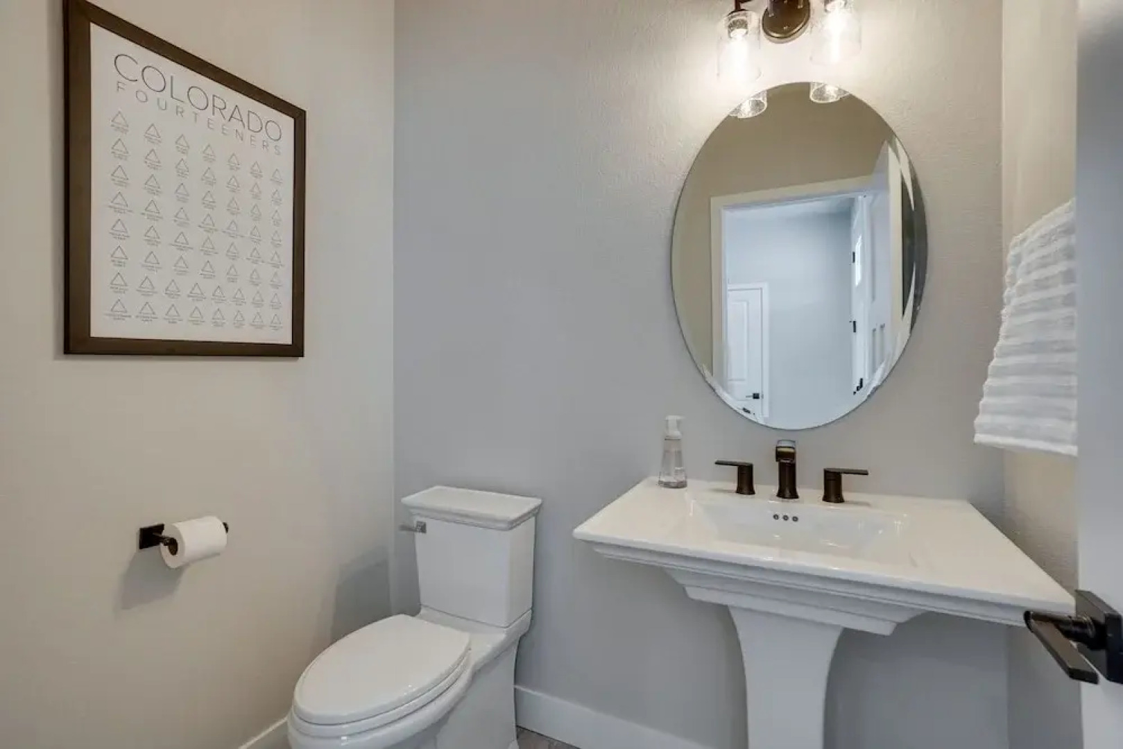 Family-friendly Townhome ~ 2 Mi to Windsor Lake!