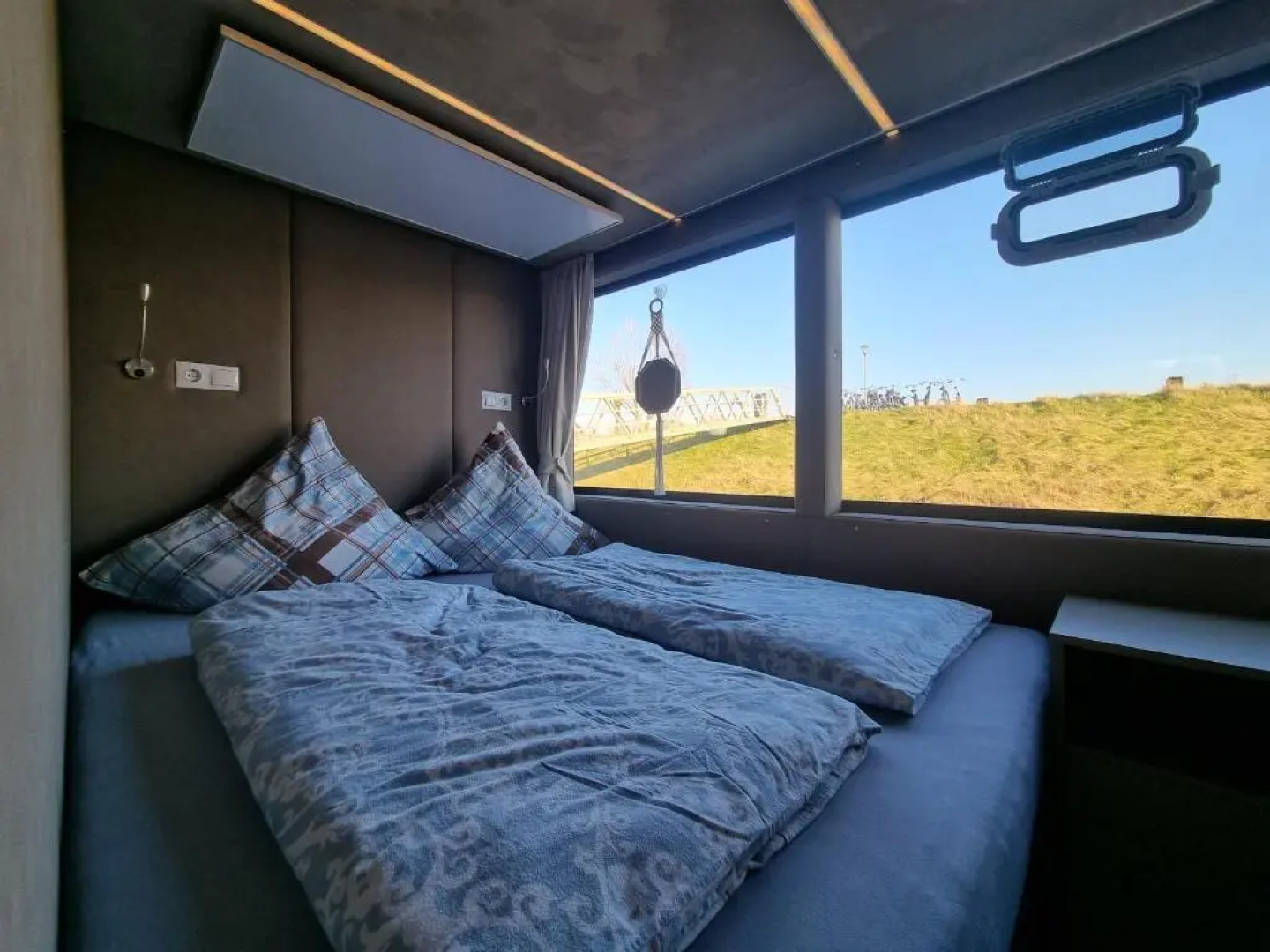 Luxe huisboot met 6 slaapplaatsen en airco in Limburg