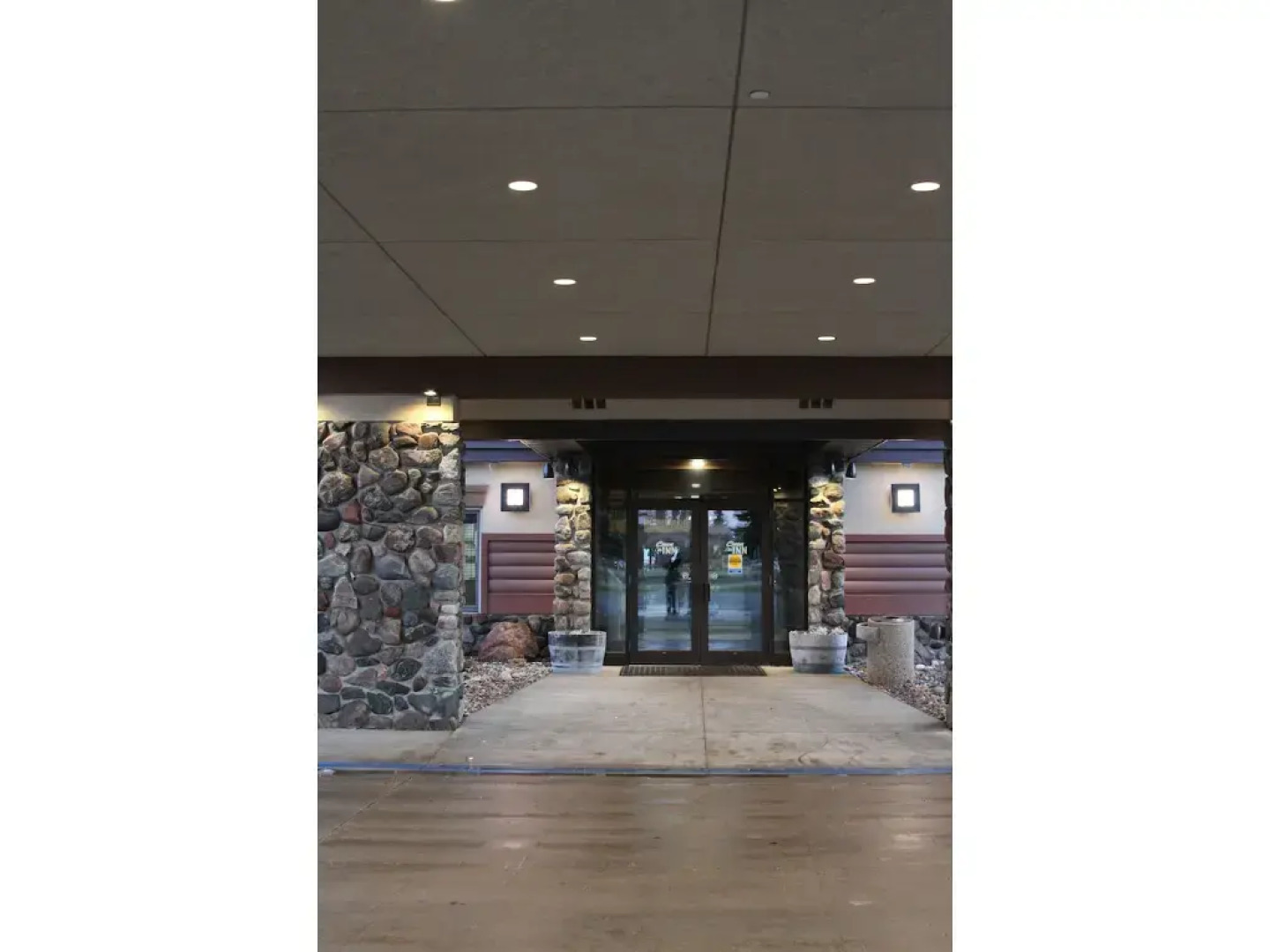 C'mon Inn Hotel & Suites