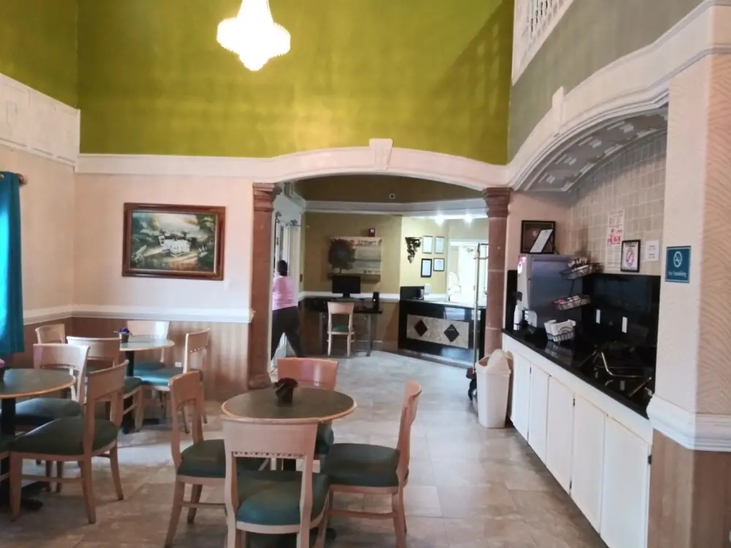 Deluxe 6 Inn & Suites