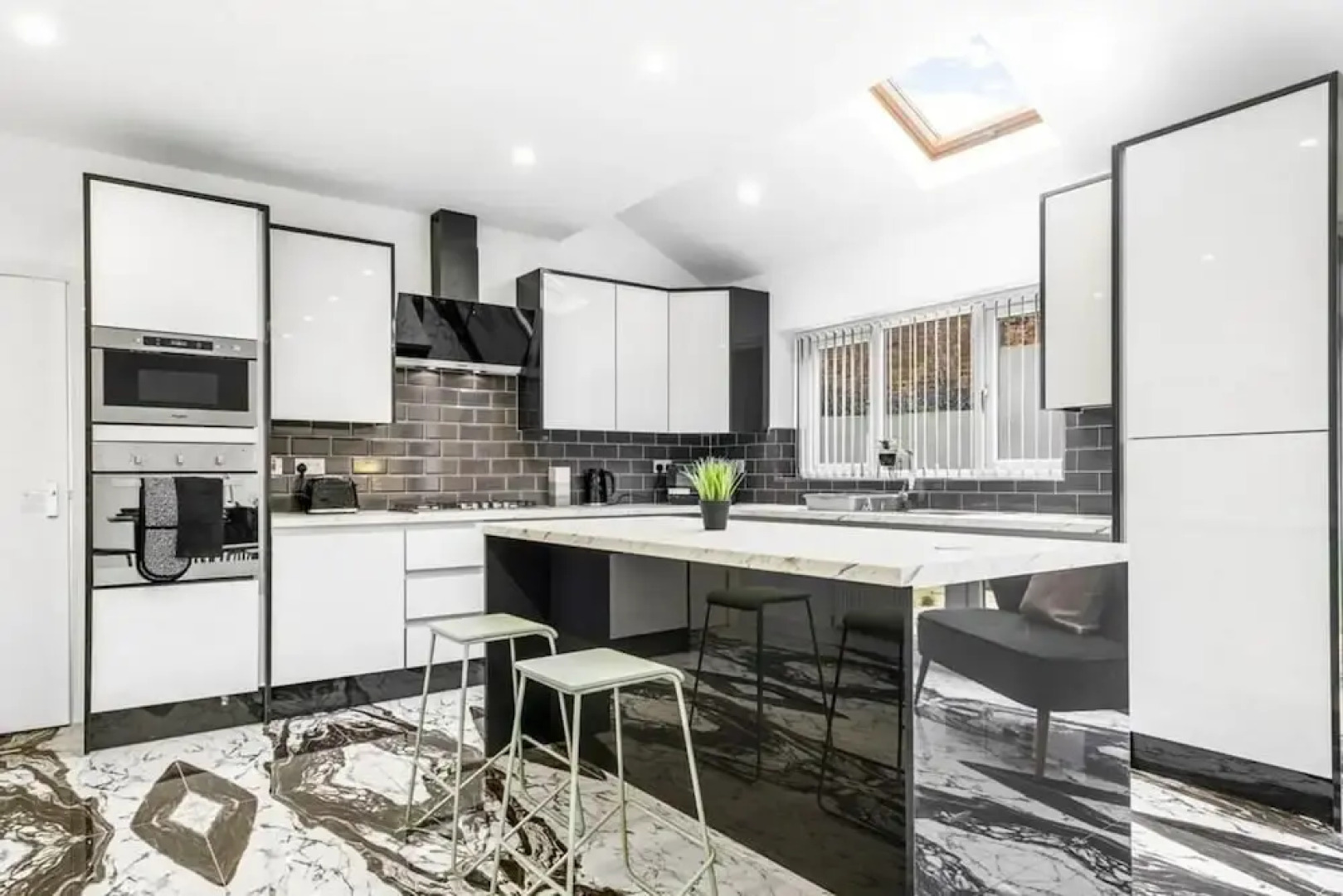 Elegant 5 Bedroom House/free Parking/yard