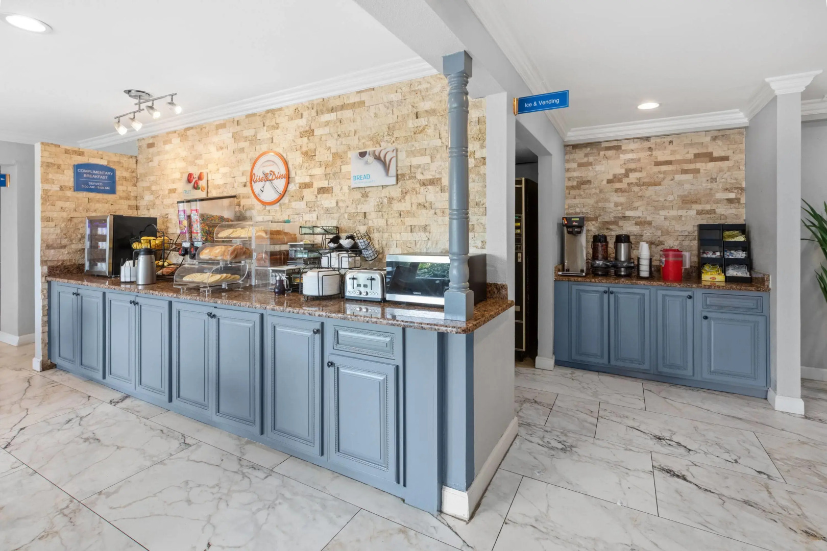 Howard Johnson by Wyndham Romulus Detroit Metro Airport