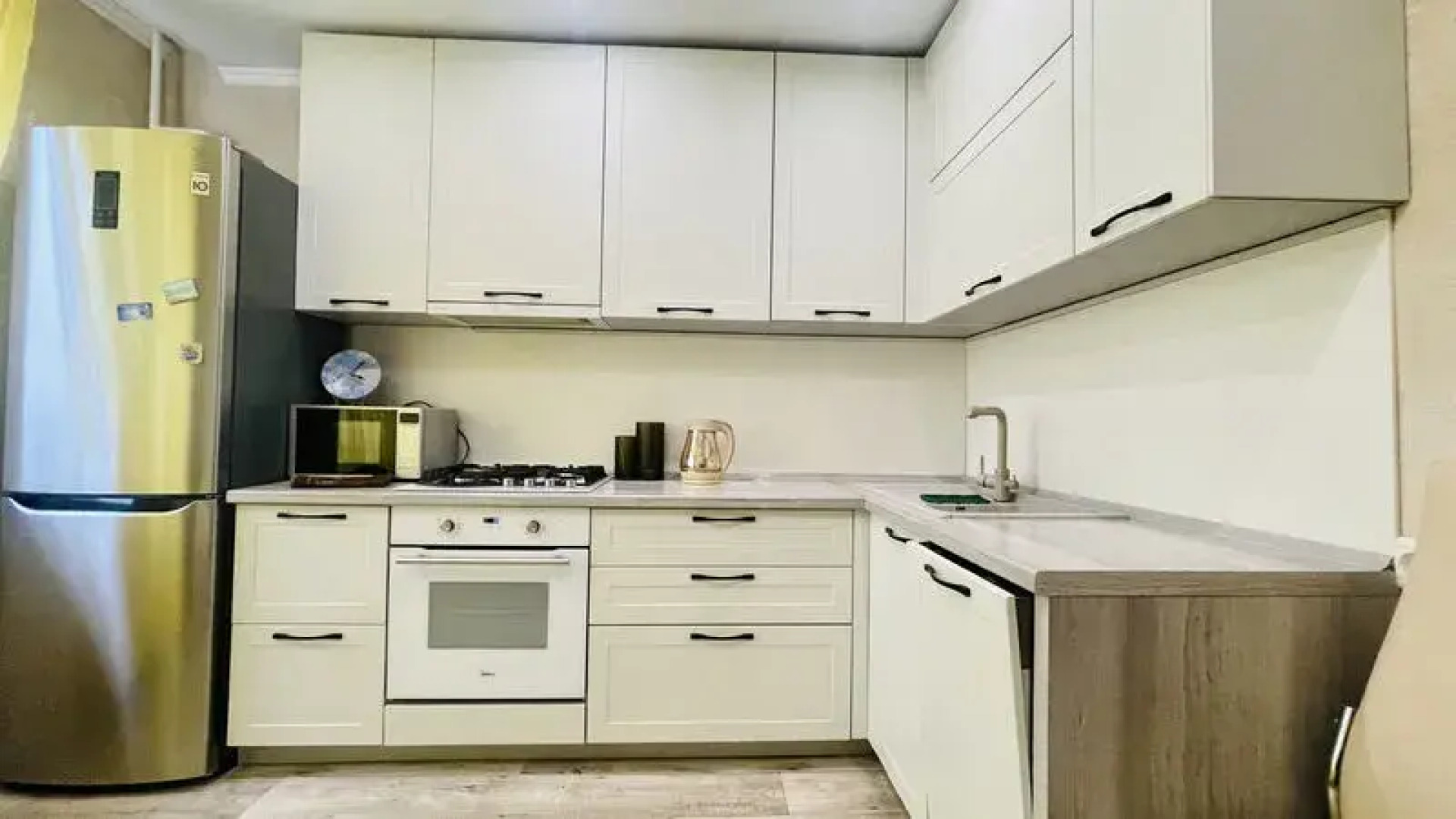 Квартиры посуточно в Нижнекамске на пр-те Вахитова, д. 23