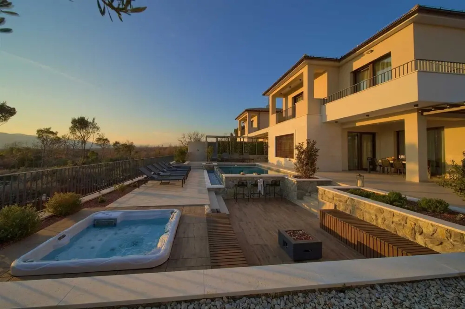 Villa Lord With Heated Pool Jacuzzi and Sauna