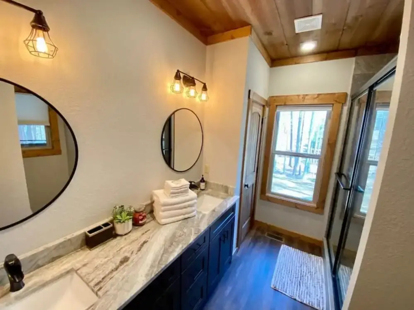 Bucks and Bunks - Brand new Cabin Come Relax or Watch TV Outside Fireplace