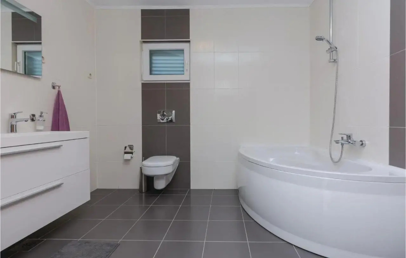 Four-Bedroom Holiday Home in Suhovare