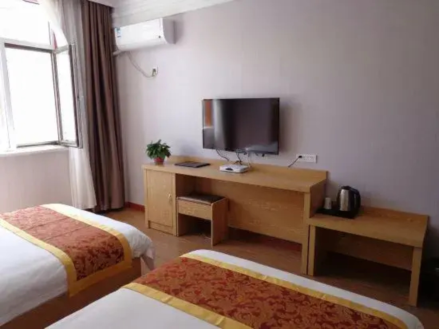 Colorful Danxia Pengxiang Hotel