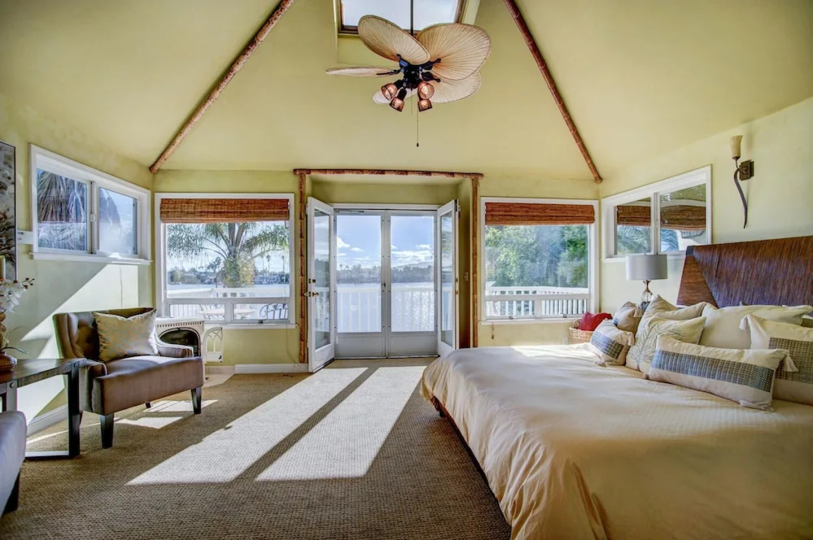 4 BR Waterfront Home Private Beach by RedAwning