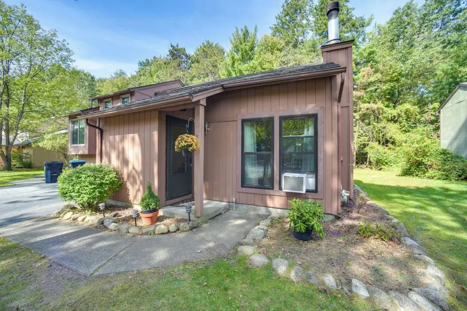 9 Mi to Saratoga Racetrack: Townhome w/ Bicycles!