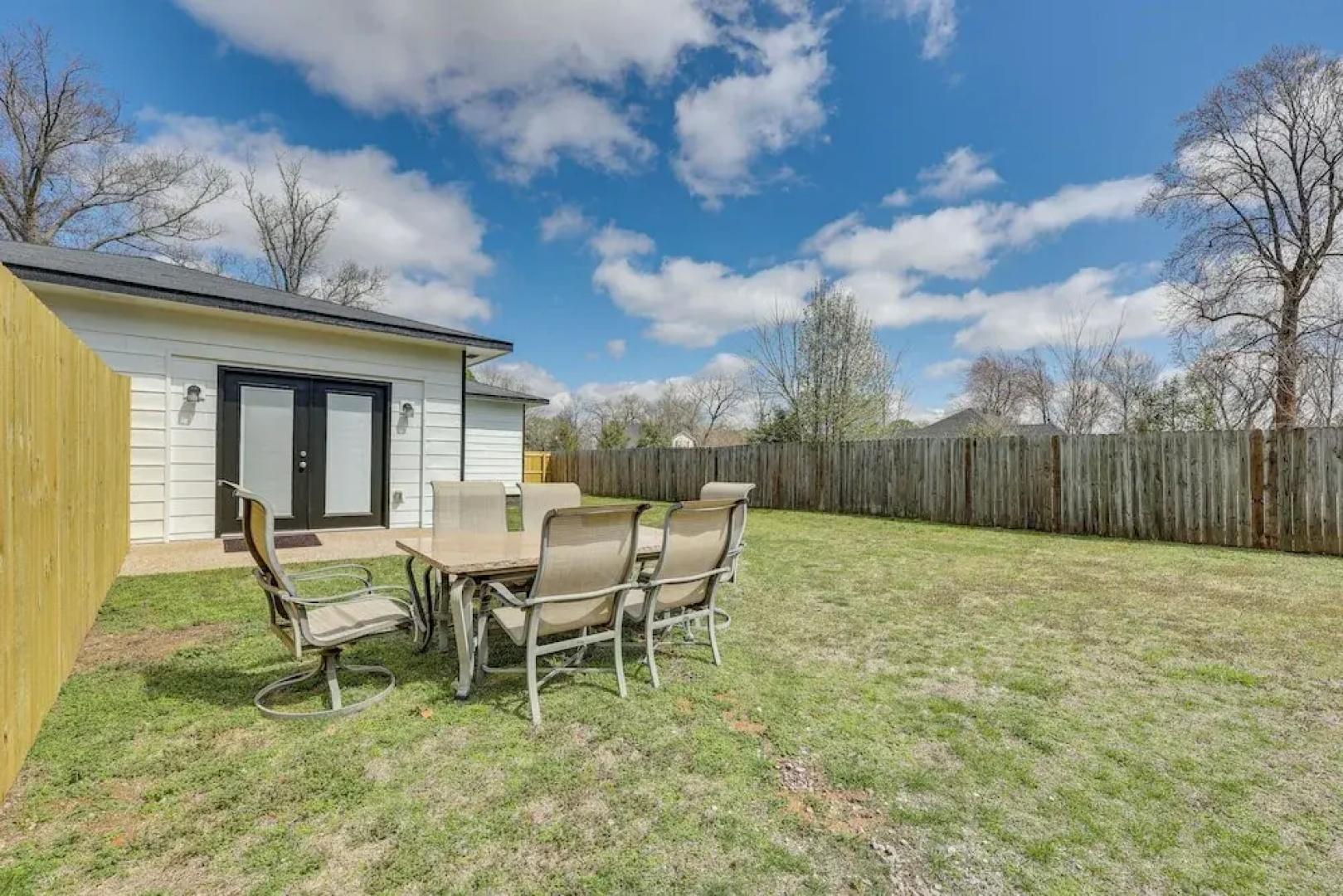 Home: Grassy Yard, Walk to Bentonville Square