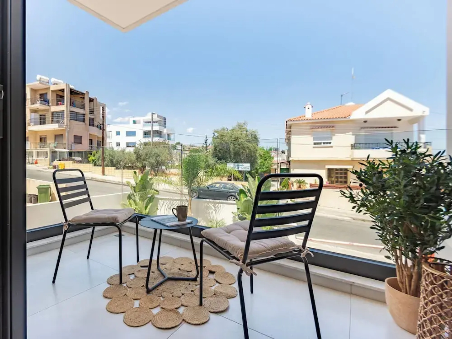 Sanders Only - Ideally Planned Studio With Balcony