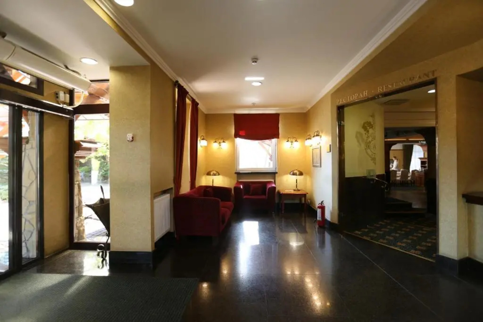 Навария Нова отель возле Озера