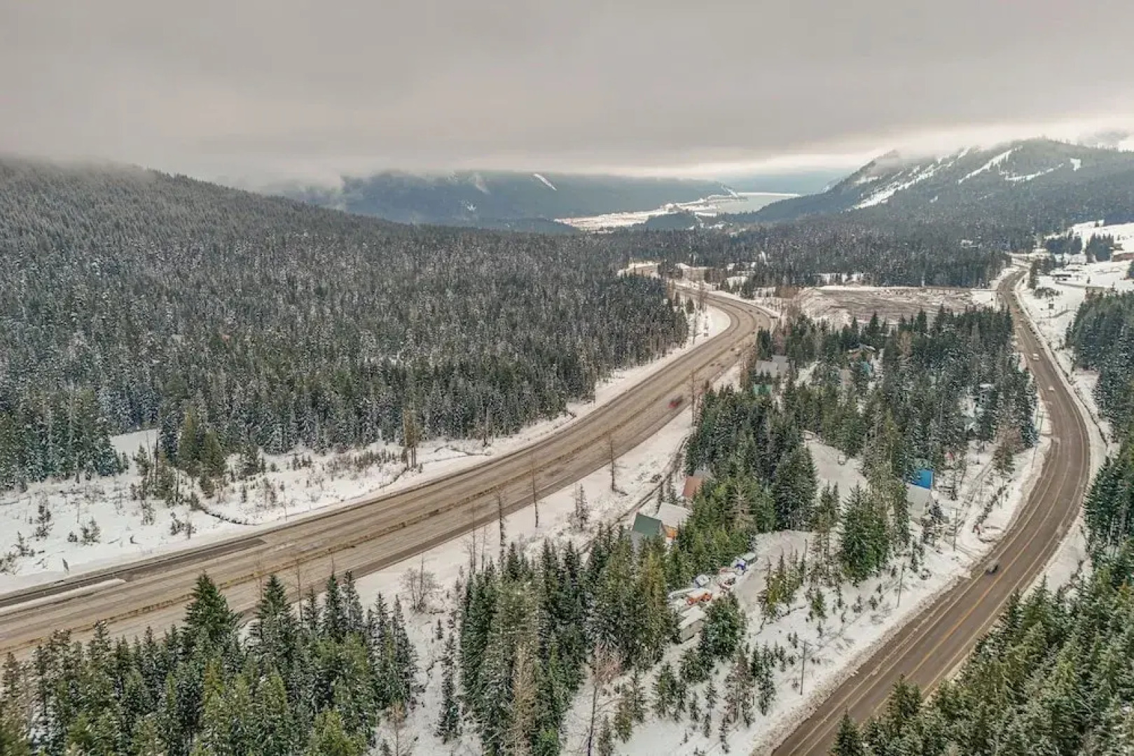 Snoqualmie Pass Cabin w/ Deck: Walk to Ski Lift