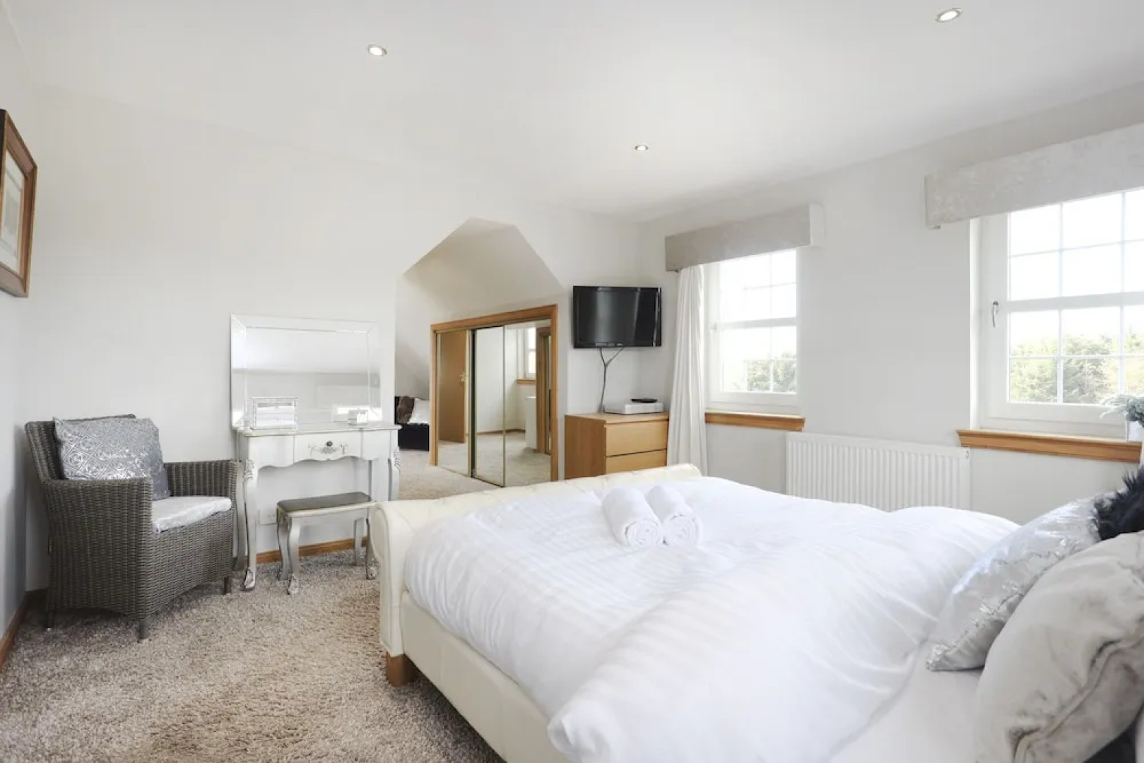 JOIVY Greenknowes Farmhouse Retreat 7 Bed With Hot Tub And Bar