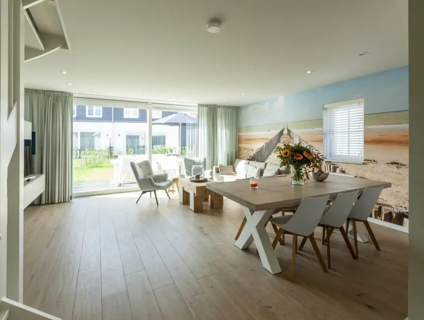 New and luxurious villa, a 5-minute walk from beach and dunes.