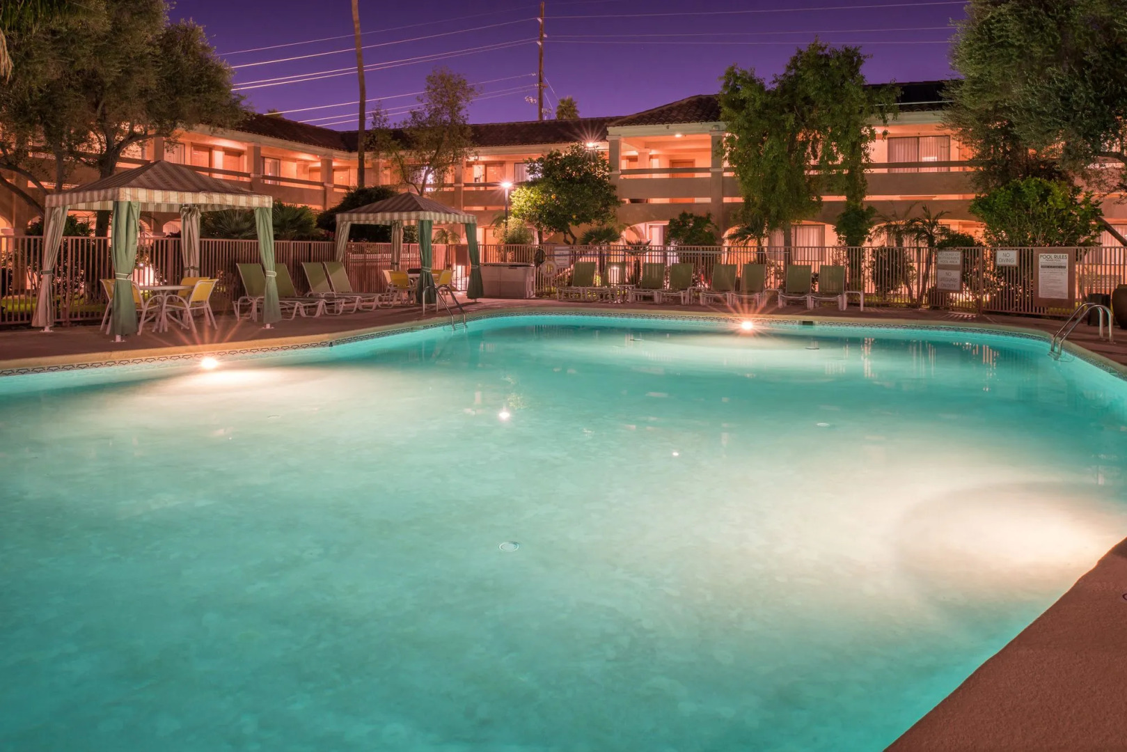 La Fuente Inn & Suites