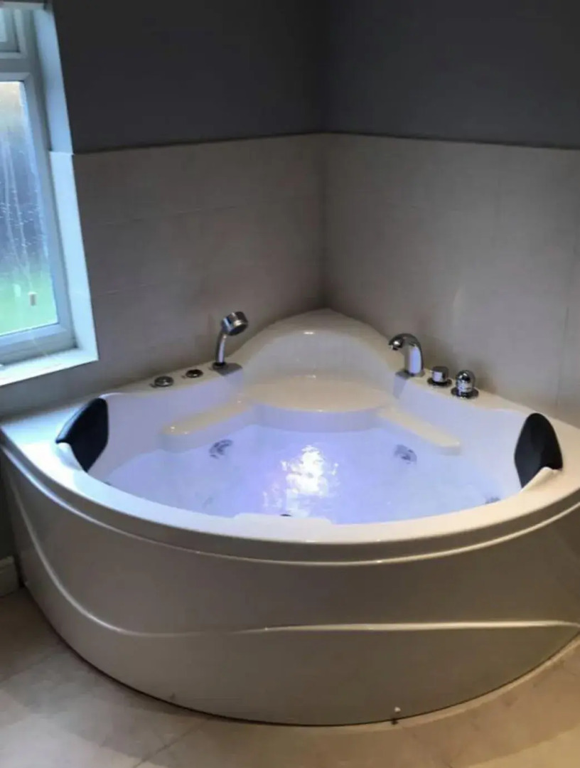 Pet-friendly - 2 Bedrooms Bungalow hot tub Parking