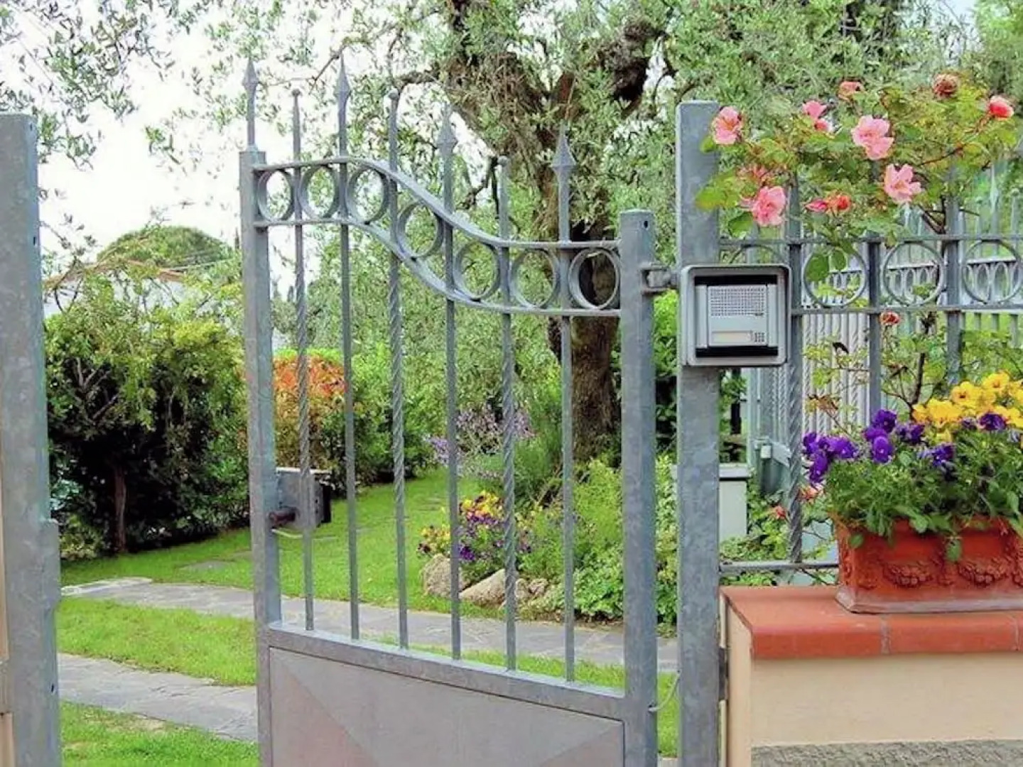 Cozy Holiday Home with a Jacuzzi in Montopoli