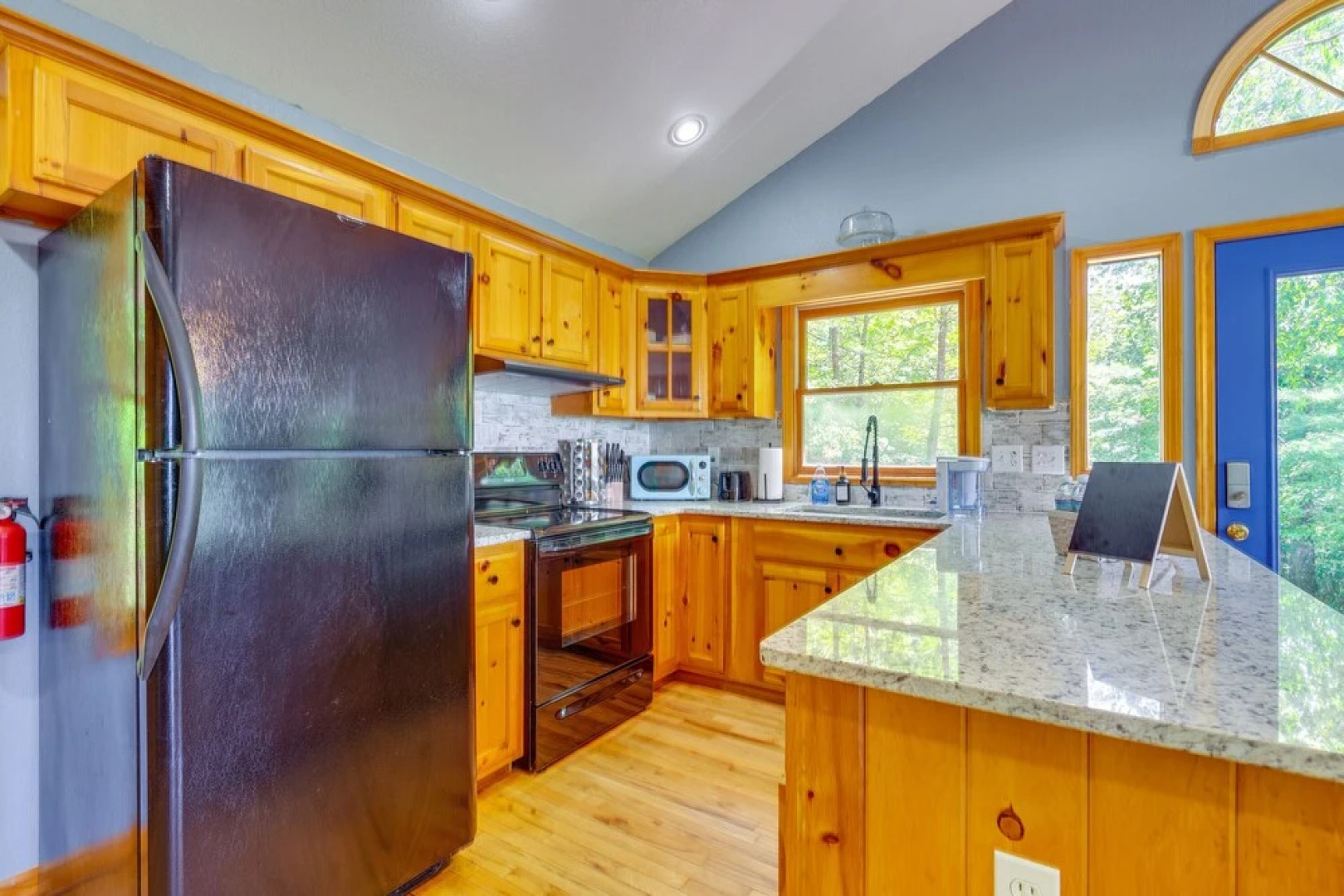 Cozy Murphy Cabin Retreat: Hot Tub & Mtn Views!
