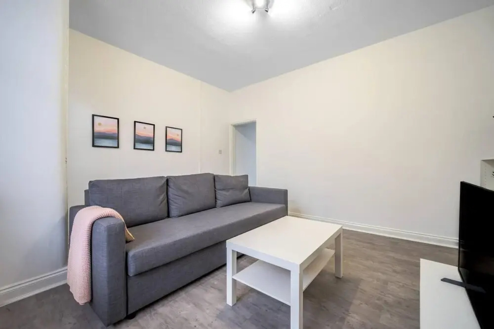 Modern Spacious 2 br House in Leigh, Free Parking