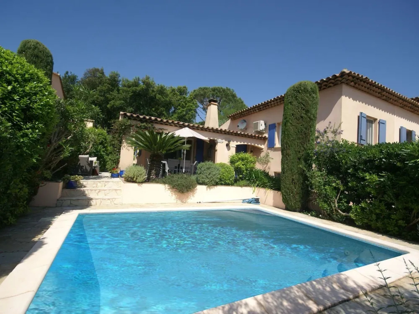 Beautiful Villa With Private Pool, Lovely Terraces, Privacy and Near St. Tropez
