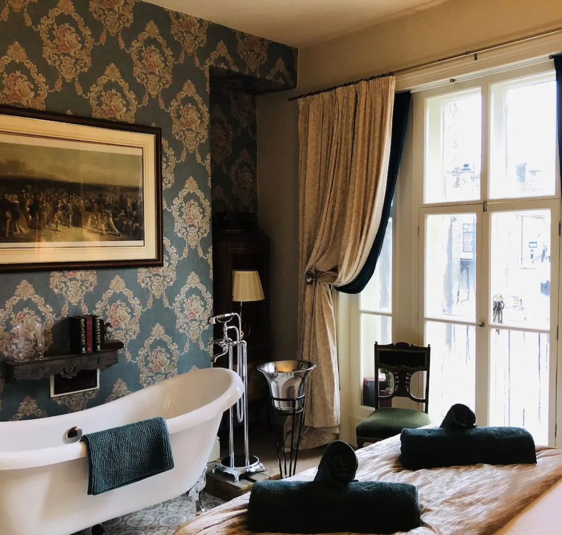 Gin Lounge Rooms