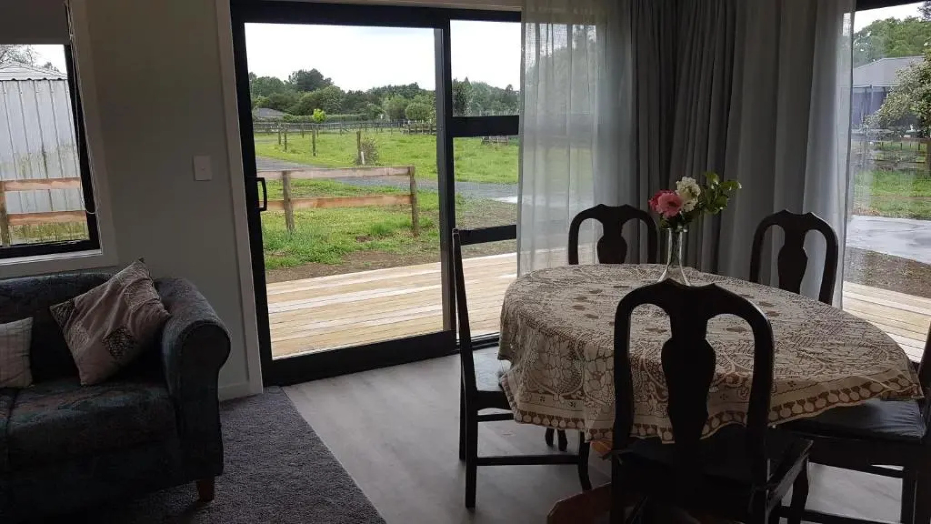 Brand New Two-Bedroom Cosy Cottage with Hobbit House sleep-out