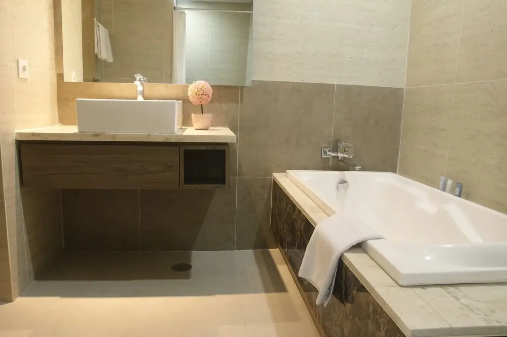 Graha Makara Suite Hotel & Residence