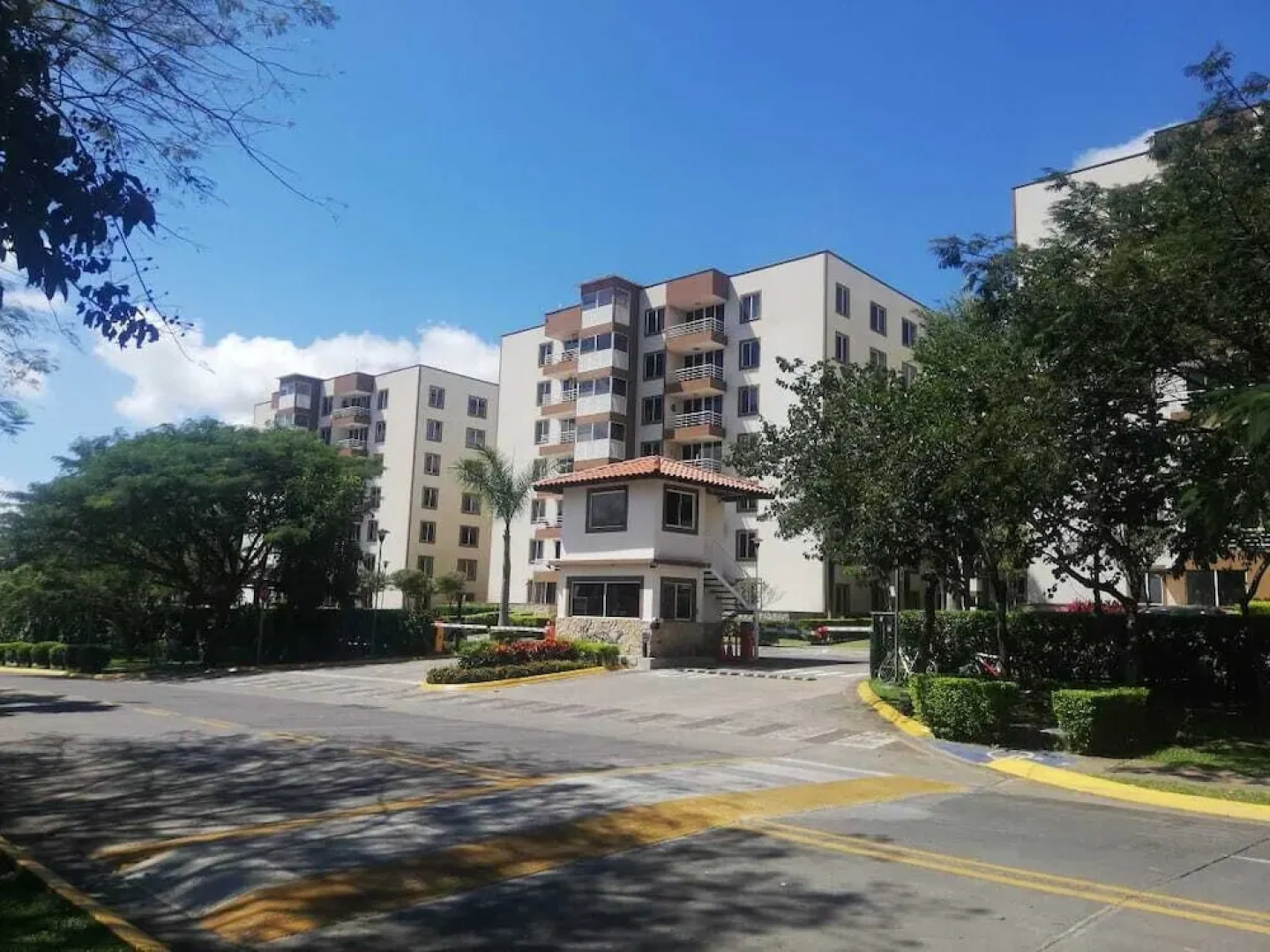 Apartment by airport on way to beach