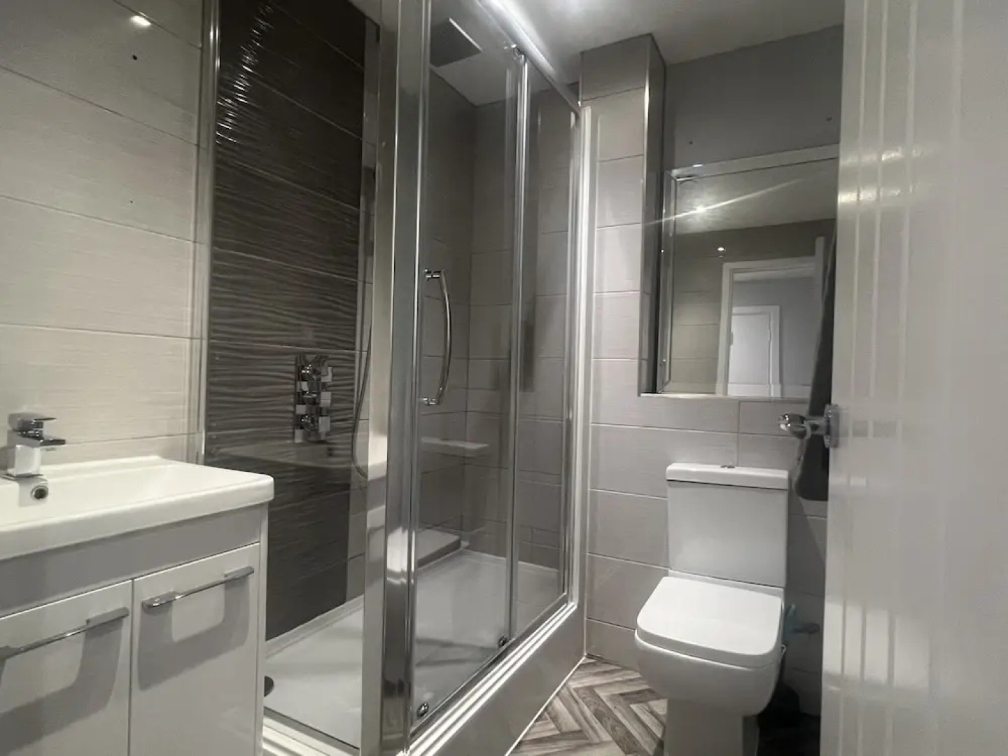 The Broadway Retreat With Parking