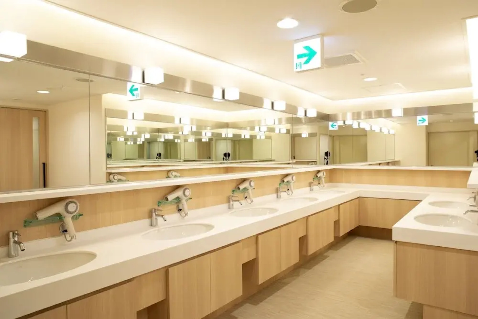 PLAZA EAST CABIN - Caters to men