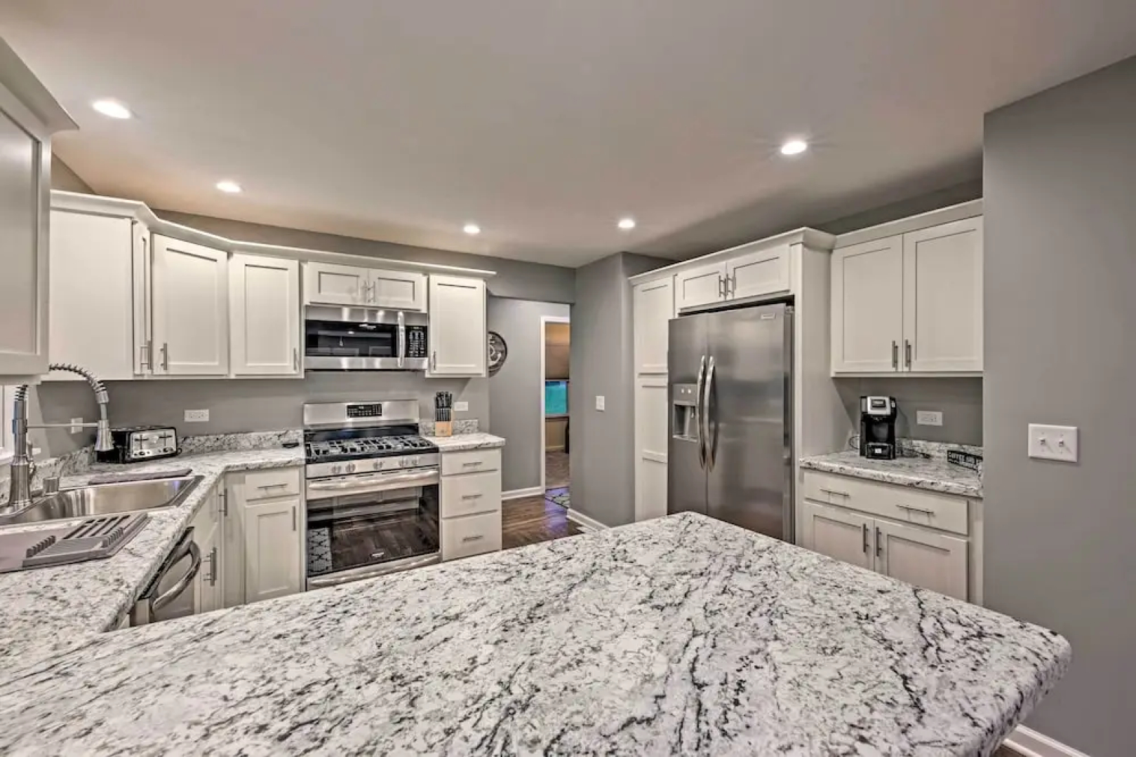 Updated Twin Lakes Cottage, Walk to Lake Mary